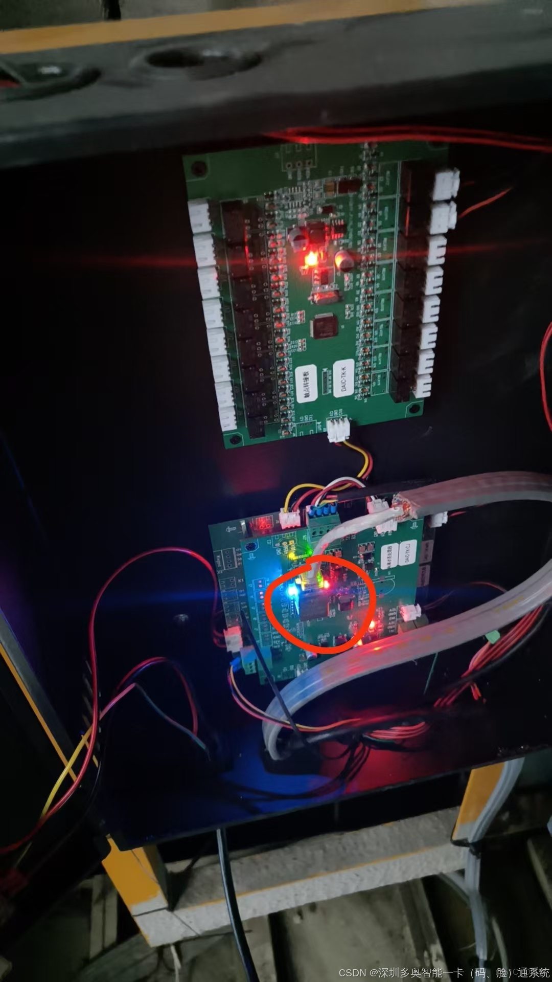 AGV/AMR/機器狗乘梯控制系統方案，該系統通過梯控與電梯門禁集成實現自動化設備無人化乘梯。核心功能包括自主呼梯、樓層切換及多場景門禁擴展，支持RS-485、MQTT、TCP\MQTT等多種通訊協議_#門禁_02