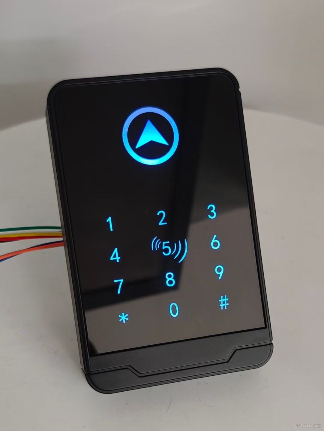 智能門禁系統是集計算機技術、微控制技術、智能卡技術與機電一體化技術於一體的現代化出入口管理控制系統，通過權限設置、實時監控與異常報警實現安全管理，支持生物識別、射頻卡、密碼及NFC等多種技術，滿足不同_人臉識別門禁_02