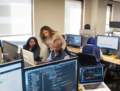 Azure 上的 Windows Server 宣傳圖：展示了兩台運行 macOS 的電腦
