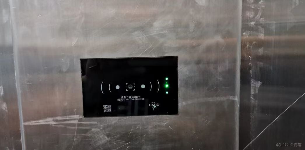 智能門禁系統是集計算機技術、微控制技術、智能卡技術與機電一體化技術於一體的現代化出入口管理控制系統，通過權限設置、實時監控與異常報警實現安全管理，支持生物識別、射頻卡、密碼及NFC等多種技術，滿足不同_人臉識別門禁_04