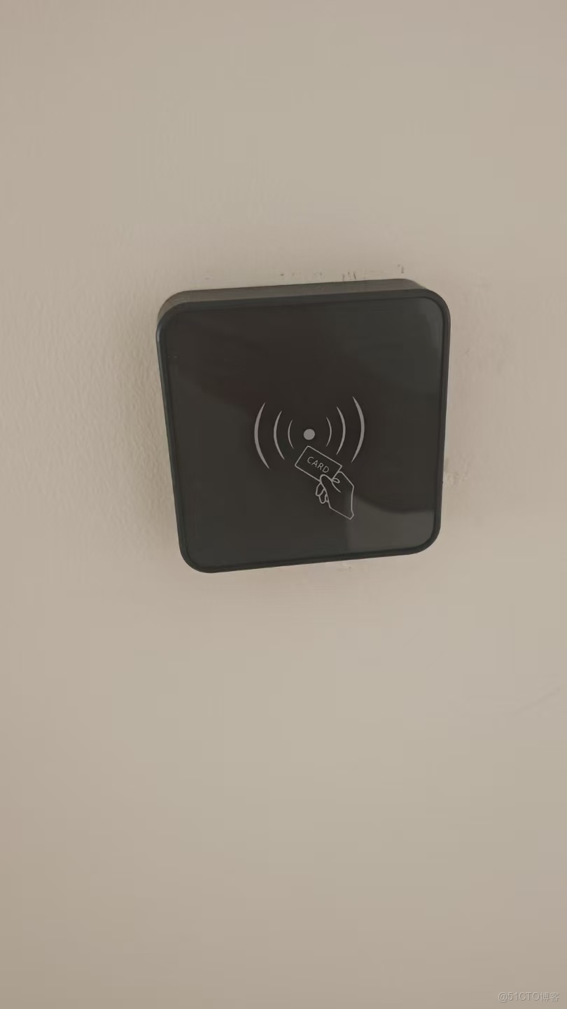 智能門禁系統是集計算機技術、微控制技術、智能卡技術與機電一體化技術於一體的現代化出入口管理控制系統，通過權限設置、實時監控與異常報警實現安全管理，支持生物識別、射頻卡、密碼及NFC等多種技術，滿足不同_門禁機_03