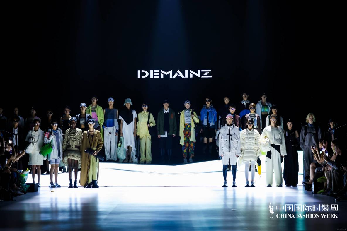 輕啓未來 李未可AI眼鏡亮相中國國際時裝週 定義“鈦輕盈”時尚科技新標杆_人工智能