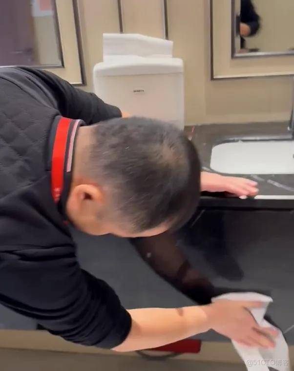 華杉掃廁所上熱搜！羅永浩送的潑天流量華與華接住了……_社交媒體_03