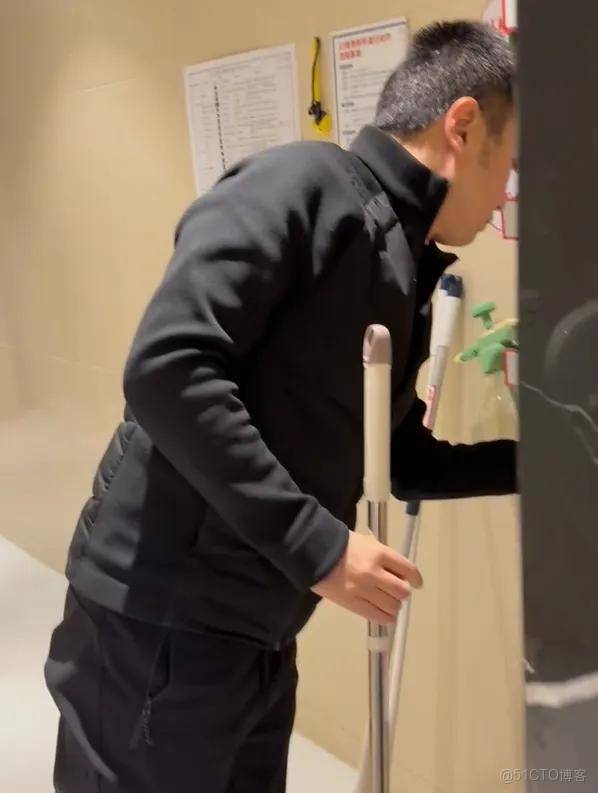 華杉掃廁所上熱搜！羅永浩送的潑天流量華與華接住了……_社交媒體_04