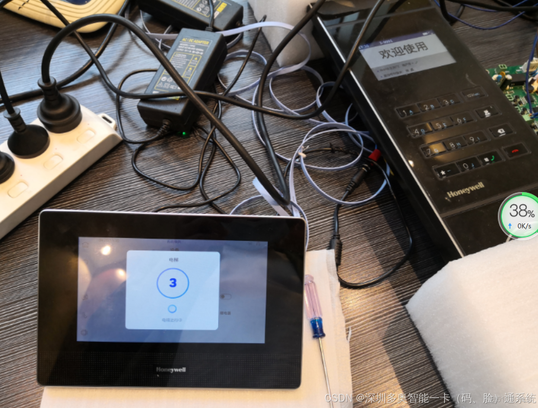 此QR刷卡人臉AI識別對講聯動梯控且一卡一碼一臉通行閘機、門禁、樓宇對講方案通過統一身份認證、標準化信號輸出及網絡化協議對接，實現“一臉一碼一卡”全場景無感通行，同時滿足業主便捷性與訪客管理安全性需求_QR梯控_02