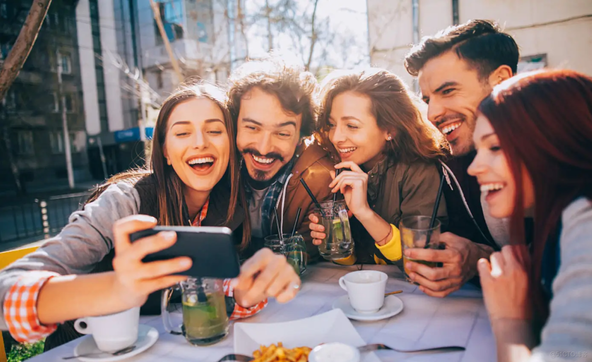 多語言+低延遲+高互動：海外直播語聊APP的7大功能如何通過直播源碼開發實現？_多語言直播平台_05