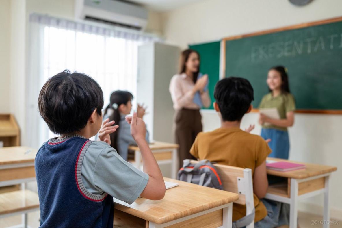 機器人教師的課堂管理權限邊界討論：會替代人類教師嗎？ - 實踐_人形機器人